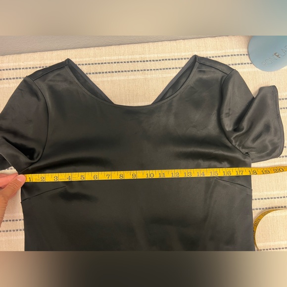 St. John Satin Hand Beaded With Black & White Feathers Top Size S - Picture 5 of 10